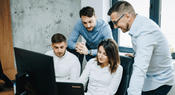 L'équipe de Boopro Tech collabore à un poste de travail