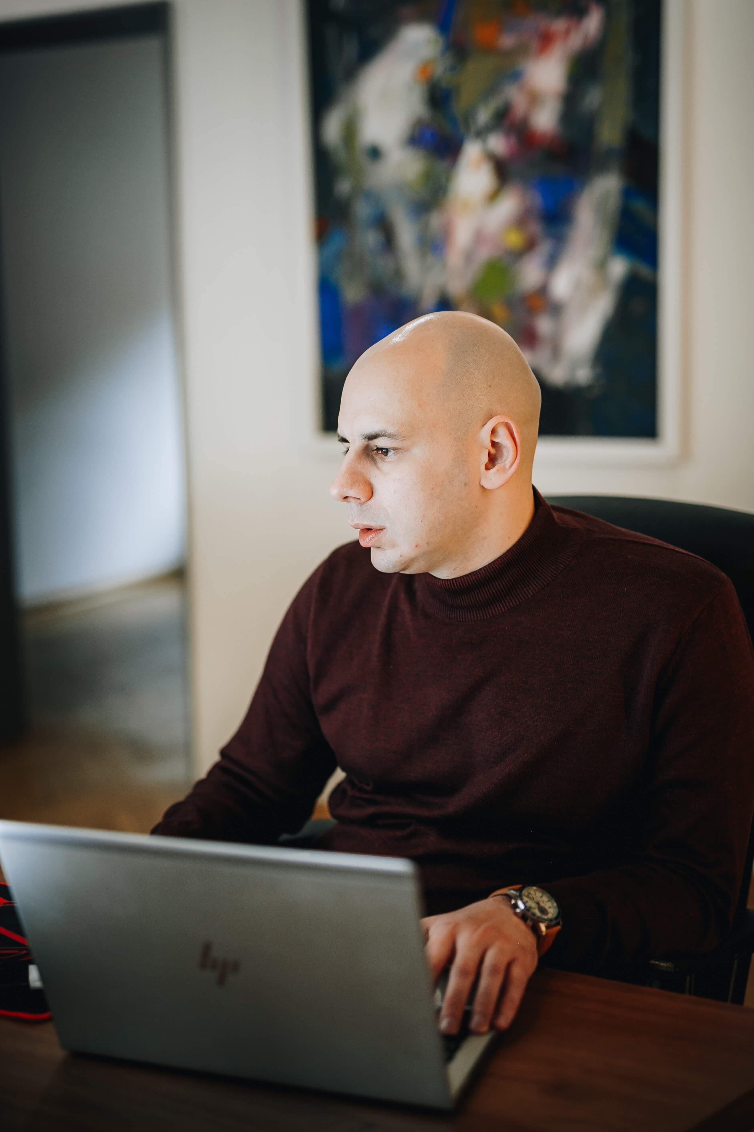 Programer radi na projektu