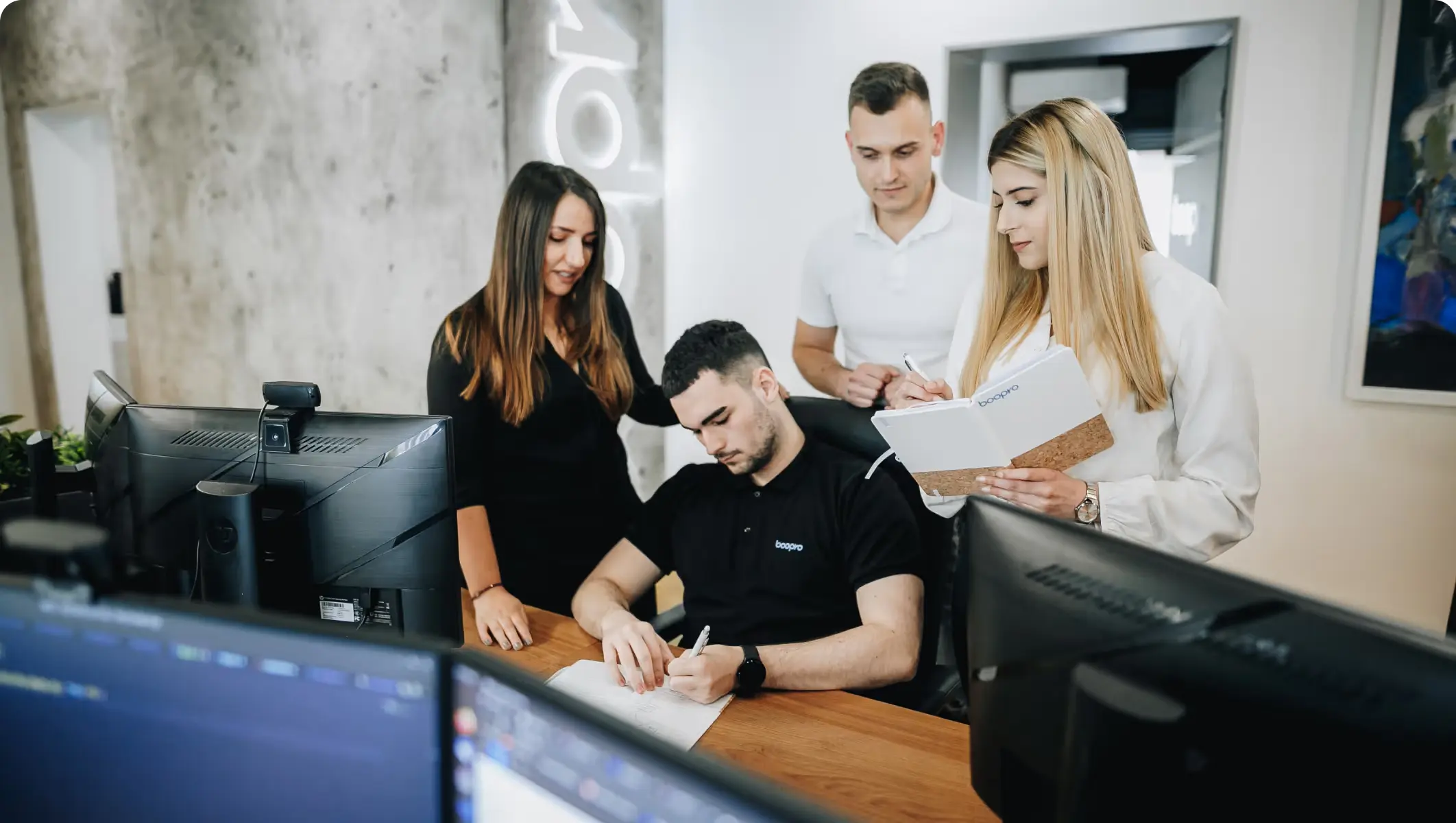 Programeri zajedno rade na projektu